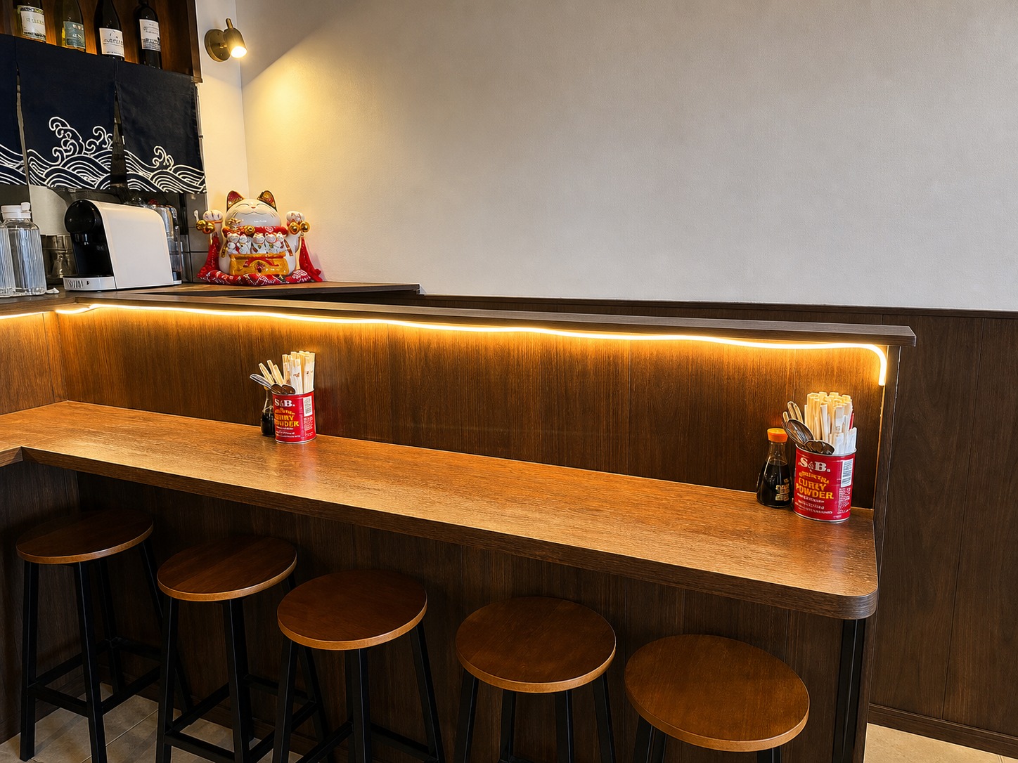 Bar avec tabourets hauts et éclairage LED chaleureux